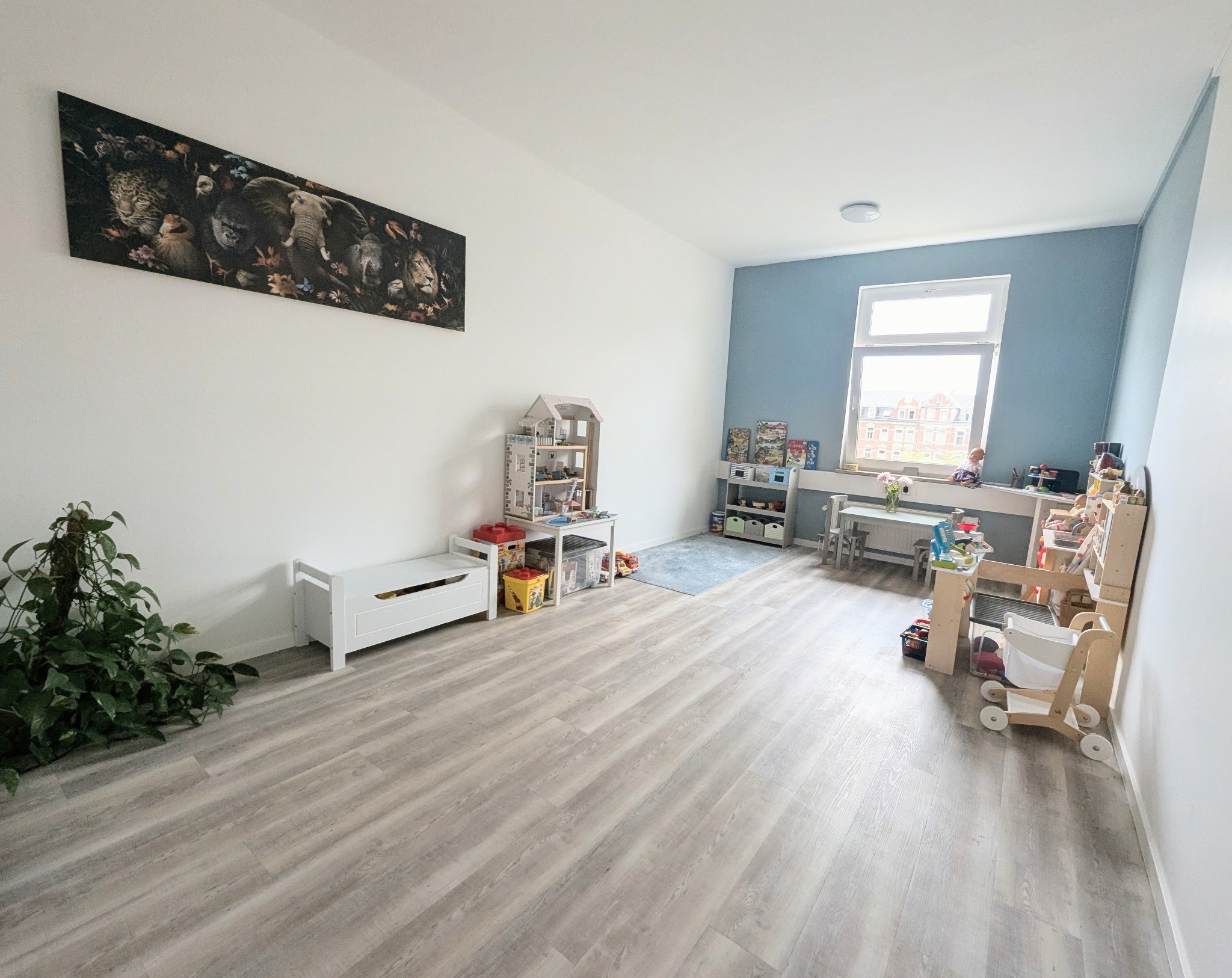 Freispielraum mit Büchern und Spielmaterial